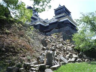 石垣が崩落し、地震の傷痕が痛々しい熊本城 石垣が崩落し、地震の傷痕が痛々しい熊本城