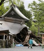 地震で倒壊した重要文化財、阿蘇神社の楼門＝４月２８日、熊本県阿蘇市
