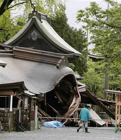 地震で倒壊した重要文化財、阿蘇神社の楼門＝４月２８日、熊本県阿蘇市