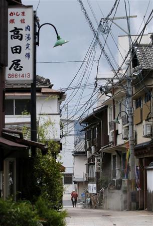 閑散とした大分県別府市の鉄輪温泉。湯煙が至るところで上がり、普段は観光客でにぎわう＝４月２８日