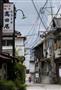 閑散とした大分県別府市の鉄輪温泉。湯煙が至るところで上がり、普段は観光客でにぎわう＝４月２８日
