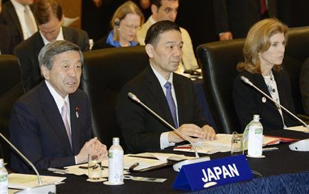 Ｇ７エネルギー相会合で、あいさつする林経産相（左）＝２日午前、北九州市小倉北区