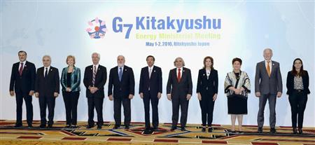 Ｇ７エネルギー相会合で記念写真に納まる林経産相（中央）ら各国代表＝２日午前、北九州市小倉北区