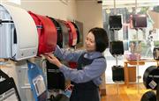 さまざまな色やデザインのランドセルが並ぶ「セイバン表参道」の売り場＝東京都港区