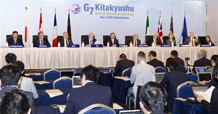 Ｇ７エネルギー相会合を終え、共同記者会見する各国代表。左から５人目は林経産相＝２日午後、北九州市小倉北区