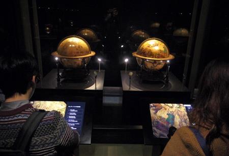 「ホンディウスの地球儀・天球儀」の展示。手前のタブレットには３Ｄデジタル化された地球儀や天球儀が表示される