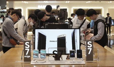 スマホ市場で大きなシェアを持つサムスン。新製品の売れ行きは堅調だ（ＡＰ）