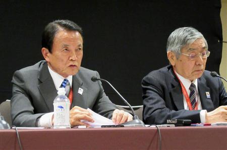 記者会見する麻生財務相（左）と黒田日銀総裁＝３日、フランクフルト（共同）