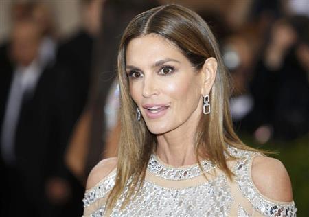 米ＮＹのメトロポリタン美術館で行われた「ＭＥＴＧＡＬＡ」に姿を見せたシンディ・クロフォード（ロイター）