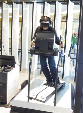 エッジを効かせてスピードを調整しながら急斜面を滑り降りる「スキーロデオ」