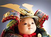 西武百貨店が今年のパンフレットの表紙にした五月人形。かわいらしい顔つき（そごう・西武提供）