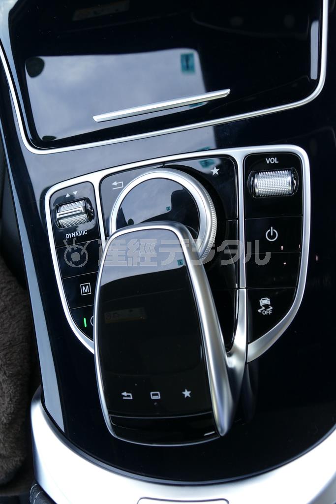 インフォテインメントシステムのコントローラー。マウスっぽく見えるのがアームレスト、その下のダイヤル兼ジョイスティック。メルセデス・ベンツＧＬＣ