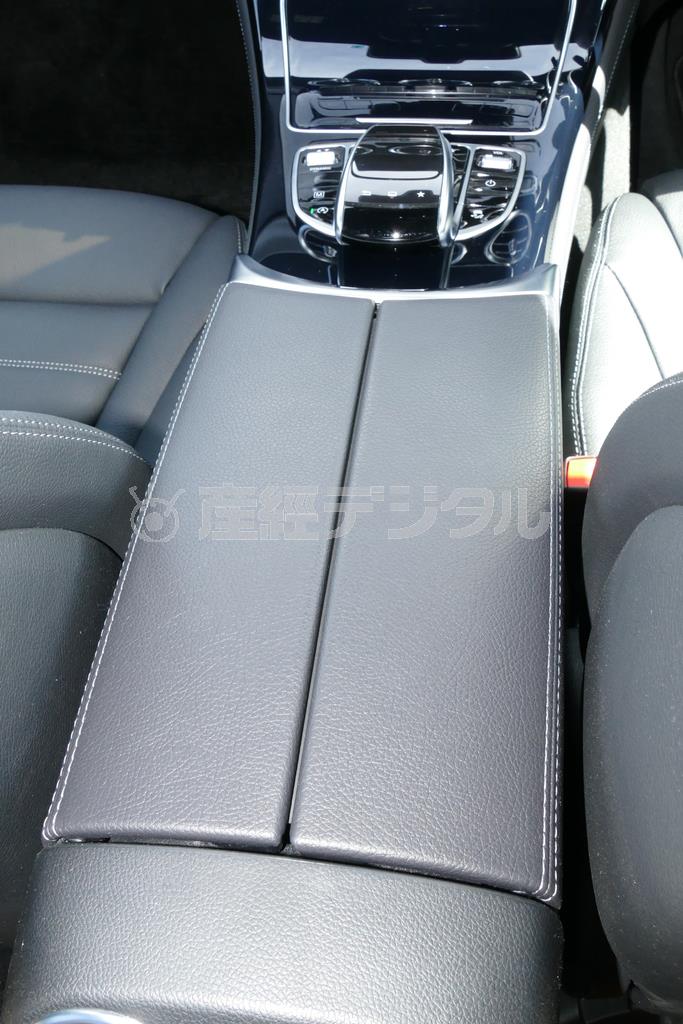 アームレスト兼観音開きのセンターコンソール。メルセデス・ベンツＧＬＣ