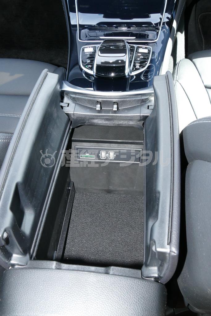 ガバッと。広くて深い大容量。真四角なので使い勝手がいい。この中にＵＳＢソケット×２。メルセデス・ベンツＧＬＣ