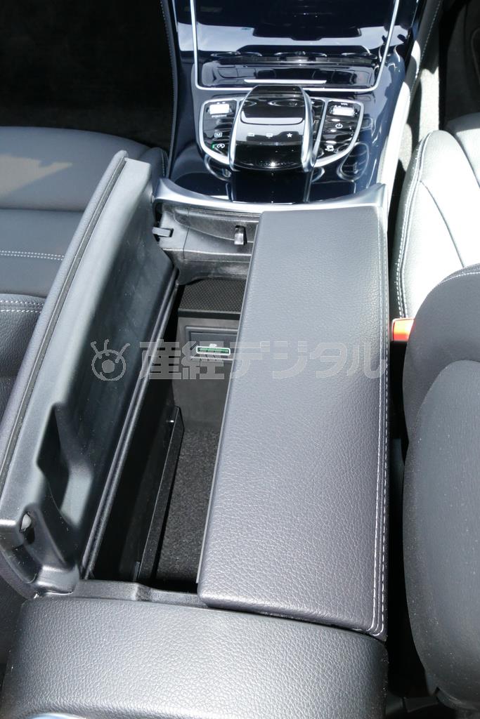 片方ずつでも開けるので、助手席の人が充電しながらスマホを使ったりもできる。メルセデス・ベンツＧＬＣ