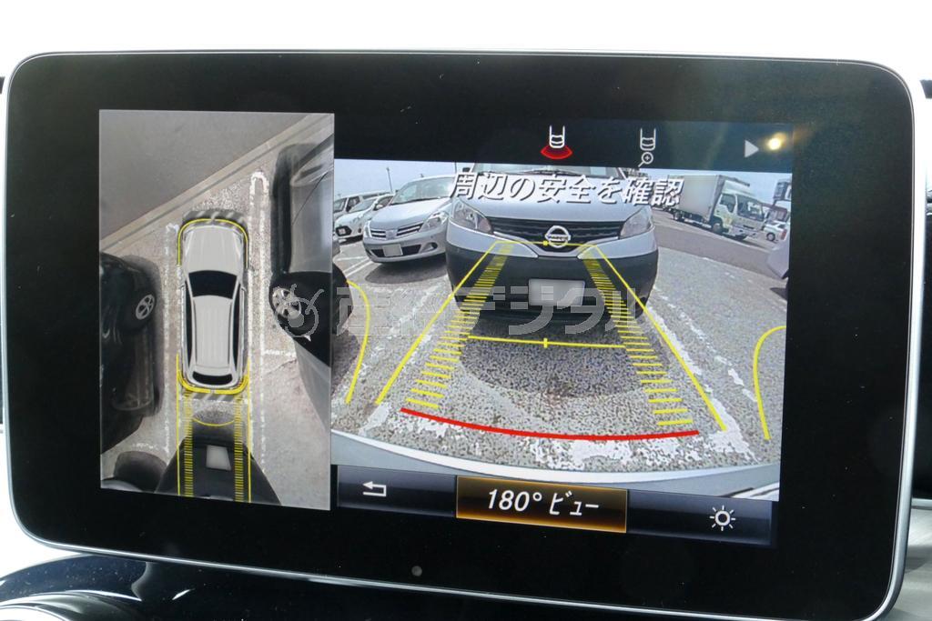 車内のディスプレイに車体上部から見た３６０度画像（画面左）として表示される。上の画像はバックで車庫入れした時の画像だが、前進時には前部カメラの画像が表示され、見通しの悪い交差点などで威力を発揮する。メルセデス・ベンツＧＬＣ