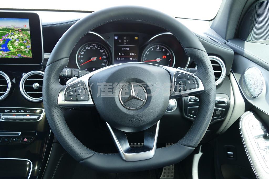 Ｄ字型で握りが太めの革巻きハンドル。目の詰まった革が使われていて、質感が高い。メルセデス・ベンツＧＬＣ