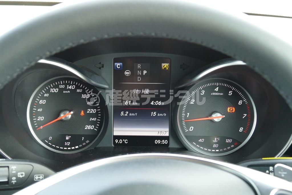 メーターはオーソドックスなアナログ式。センターに多機能ディスプレイ。メルセデス・ベンツＧＬＣ