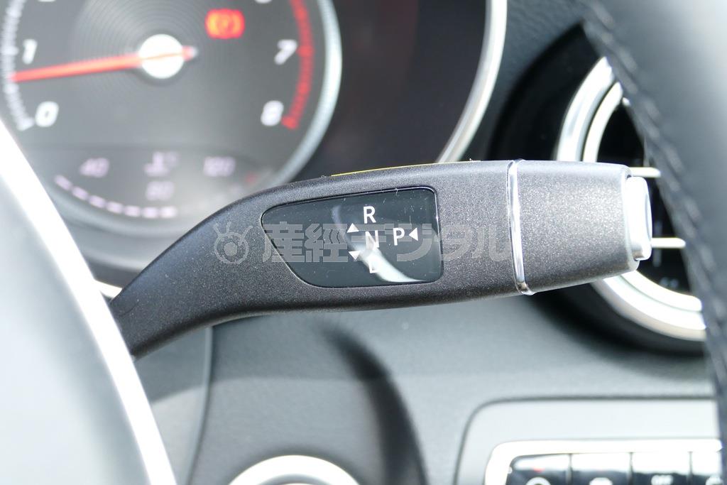 ハンドル奥右側にシフトレバー。というか、レバー型シフトスイッチ。機械的な感触がなく、物足りないかと思いきや、慣れると合理的と思えるから不思議。メルセデス･ベンツＧＬＣ