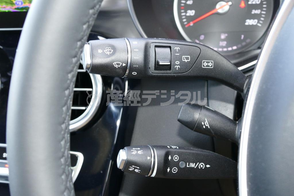 ハンドル奥左側のレバーはにょきにょきと３本もある。上からウインカー兼ワイパー、ハンドル位置調整、クルーズコントロール。見るからに操作間違いが起こりそうだが、長さや配置がよく考えられていて意外と大丈夫。メルセデス･ベンツＧＬＣ