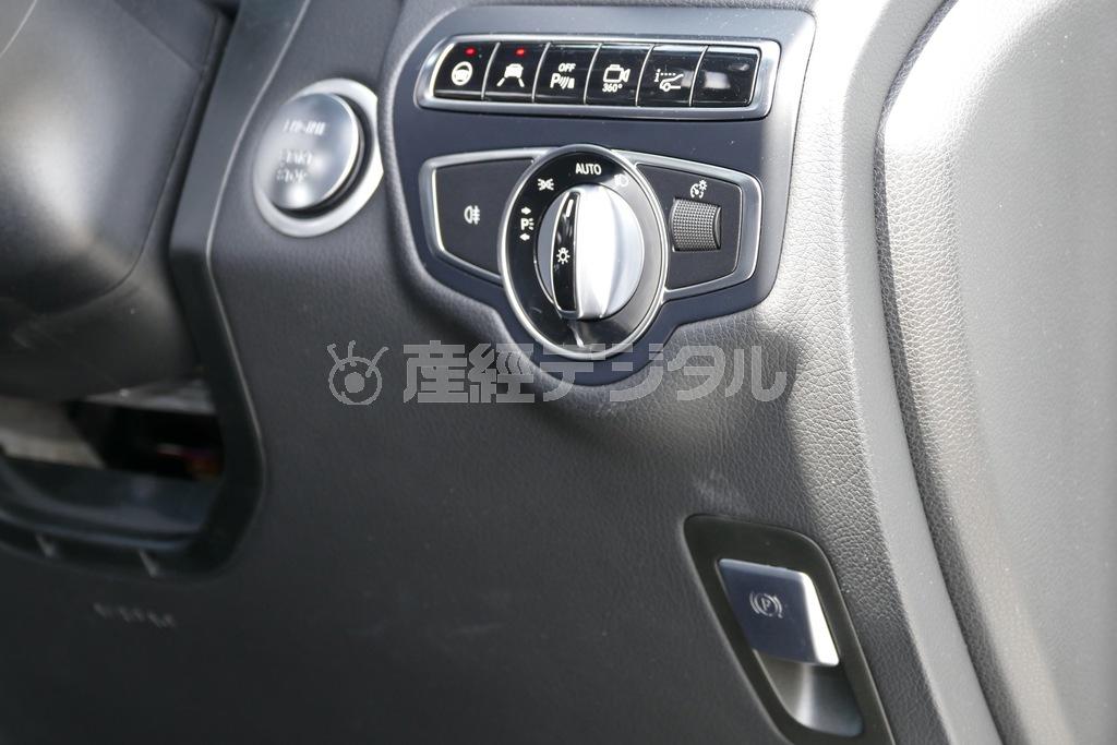 ダッシュボード右端に欧州車お約束の灯火類スイッチ、その左にプッシュスタートボタン、下に電磁パーキングブレーキが並ぶ。メルセデス･ベンツＧＬＣ