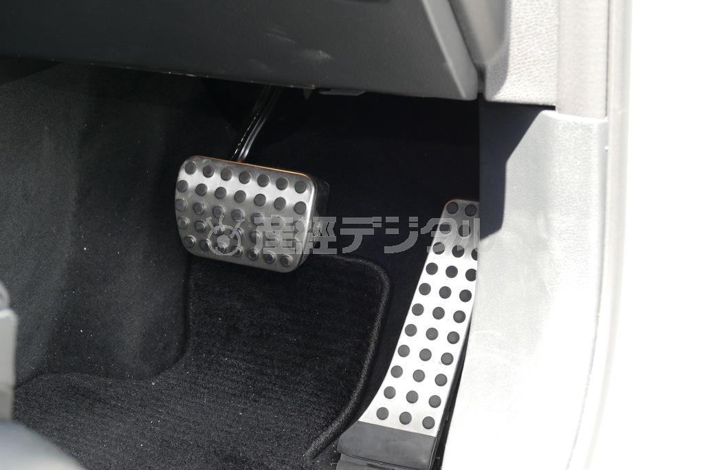 アルミ製ペダル。アクセルは微妙な操作がしやすく、長距離運転でも右足が疲れにくいオルガン式。欲を言えば右側にもフットレストがあると最高。メルセデス･ベンツＧＬＣ