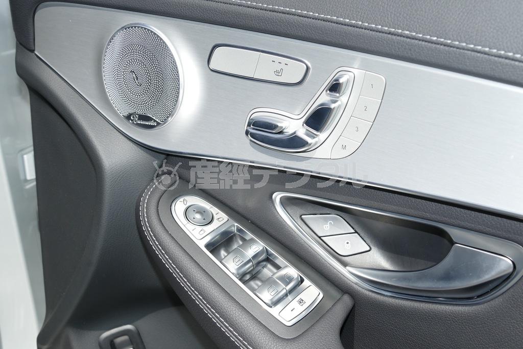 ドアパネルにシートの形状を模したシート位置調整ボタン。何の説明もいらないくらいわかりやすいが、操作しやすさは…。メルセデス･ベンツＧＬＣ