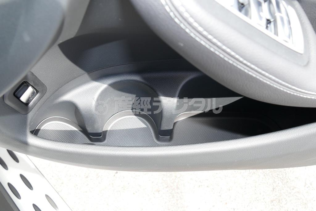 余裕のドアポケット。５００ｍｌのペットボトル２本＋αの容量。メルセデス･ベンツＧＬＣ