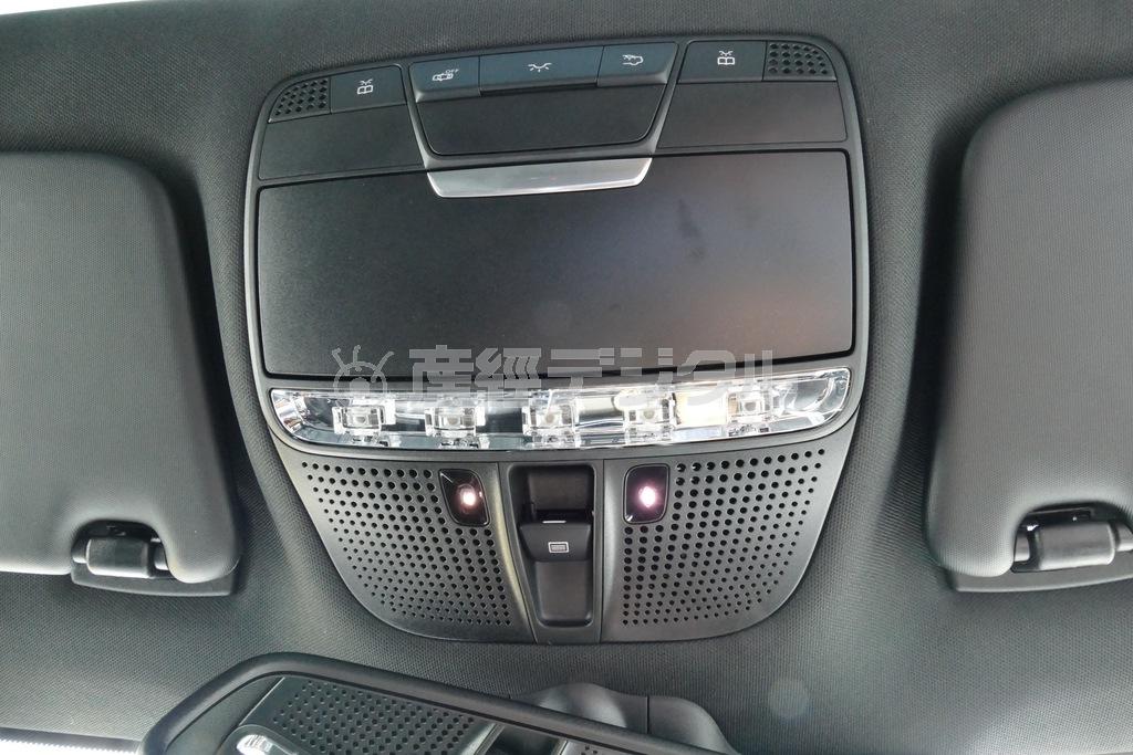 ルームミラー上に室内灯とガラスルーフ等のスイッチ類。なんかキラキラしていて、ちょいゴージャス。メルセデス･ベンツＧＬＣ