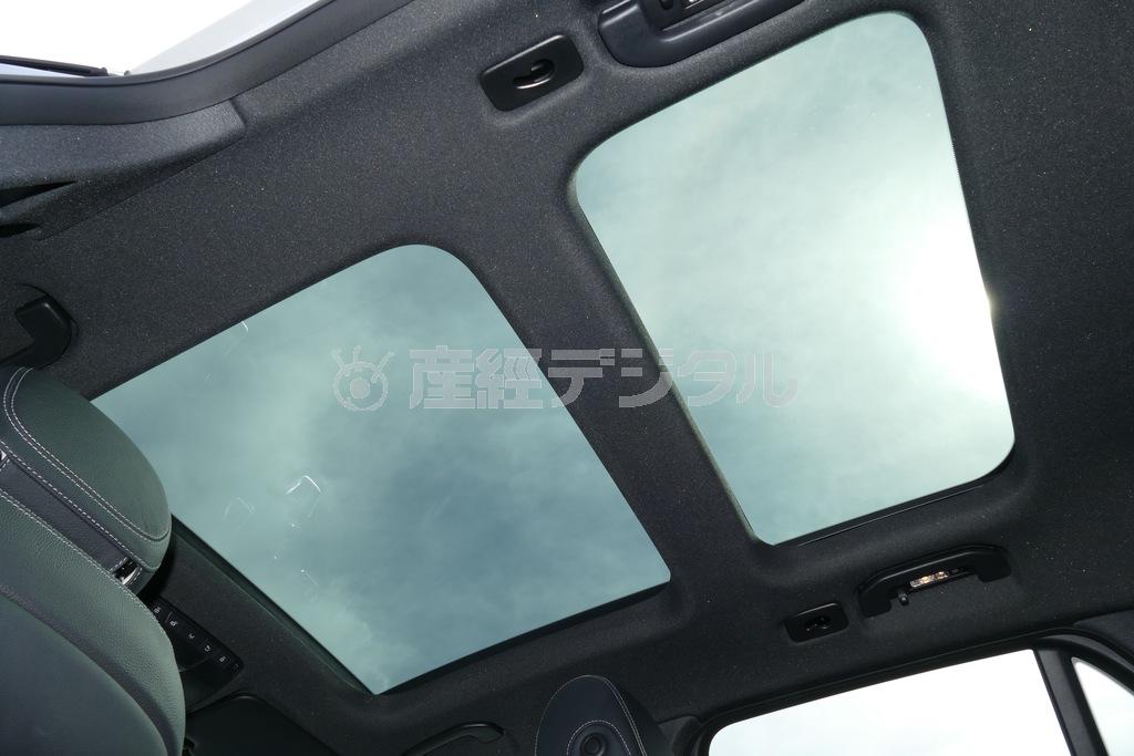 開口面積の広いガラスルーフ。好天なら眺めのいい後席に座りたくなる。メルセデス･ベンツＧＬＣ