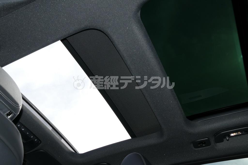 前側はスライドして開くこともできる。メルセデス･ベンツＧＬＣ