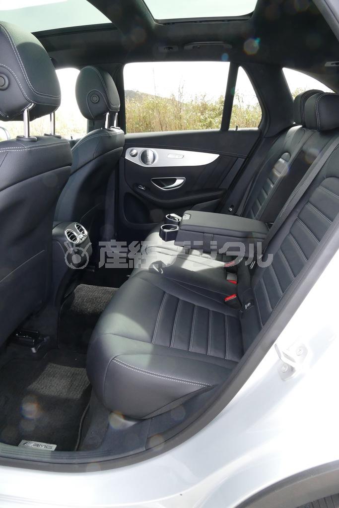 膝元のスペースたっぷり、天井は高く、シートの座り心地もソファーっぽく、くつろげる後席。後輪駆動ベースなのでセンタートンネルが高めなのが玉にキズ。メルセデス･ベンツＧＬＣ