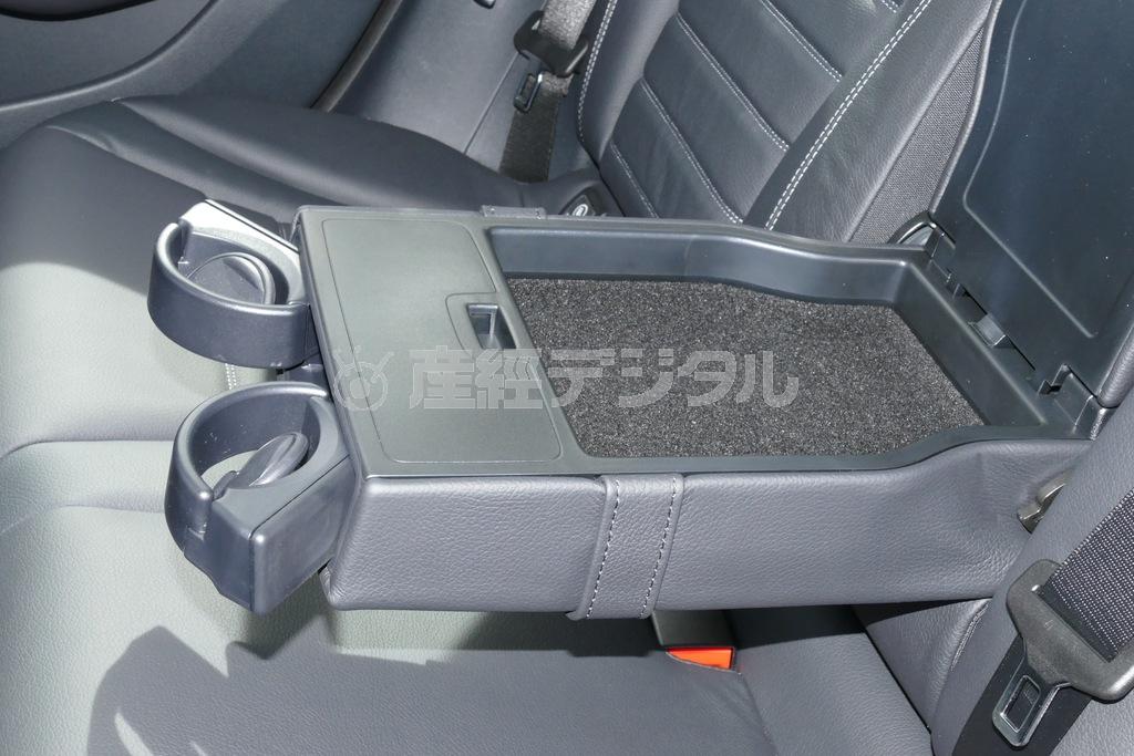 アームレストにはカップホルダーと小物入れ。スマホを入れるのにちょうどよさそうだけど、多分私はふたを閉めたまま置き忘れる。メルセデス･ベンツＧＬＣ