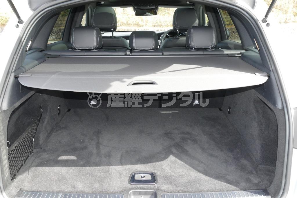 フラットで使いやすい荷室。トノカバーを閉めていてもこの高さ。メルセデス･ベンツＧＬＣ