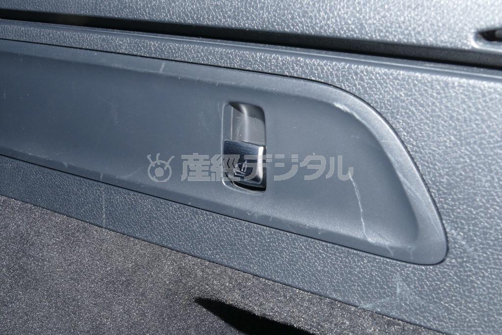 リアゲート付近両側にに後席を倒すスイッチ。これを引くと→次フォトへに続く。メルセデス･ベンツＧＬＣ