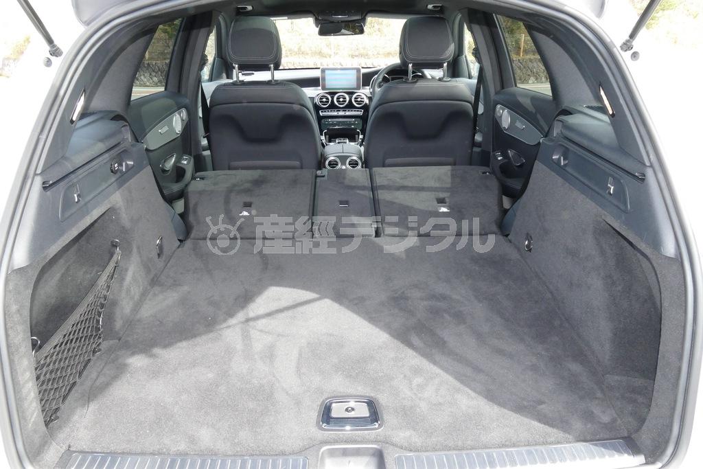 パタンで、この広さ。性懲りもなくまた２時間ほど仮眠してみました。荷室のカーペットなのに、毛足がやや長めだったりして、いちいち高級なんだから、もう。メルセデス･ベンツＧＬＣ