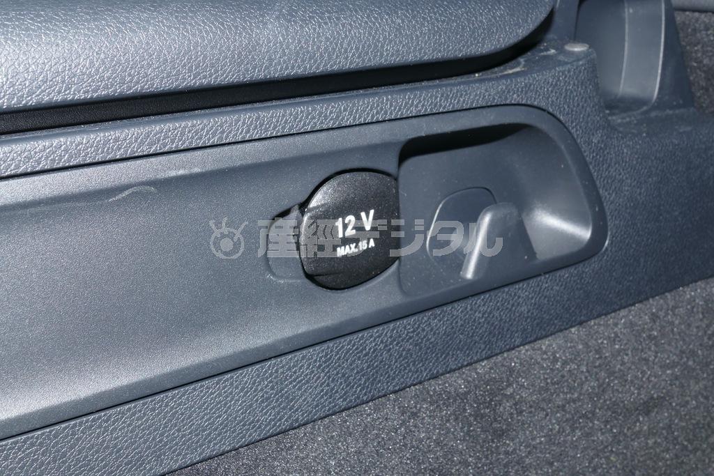 荷室左側には１２Ｖのアクセサリーソケットもある。メルセデス･ベンツＧＬＣ