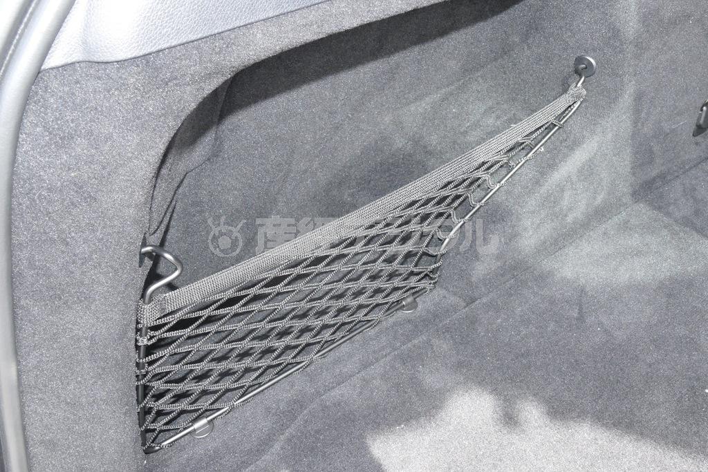 リアゲート寄りの左側にネットポケット。メルセデス･ベンツＧＬＣ