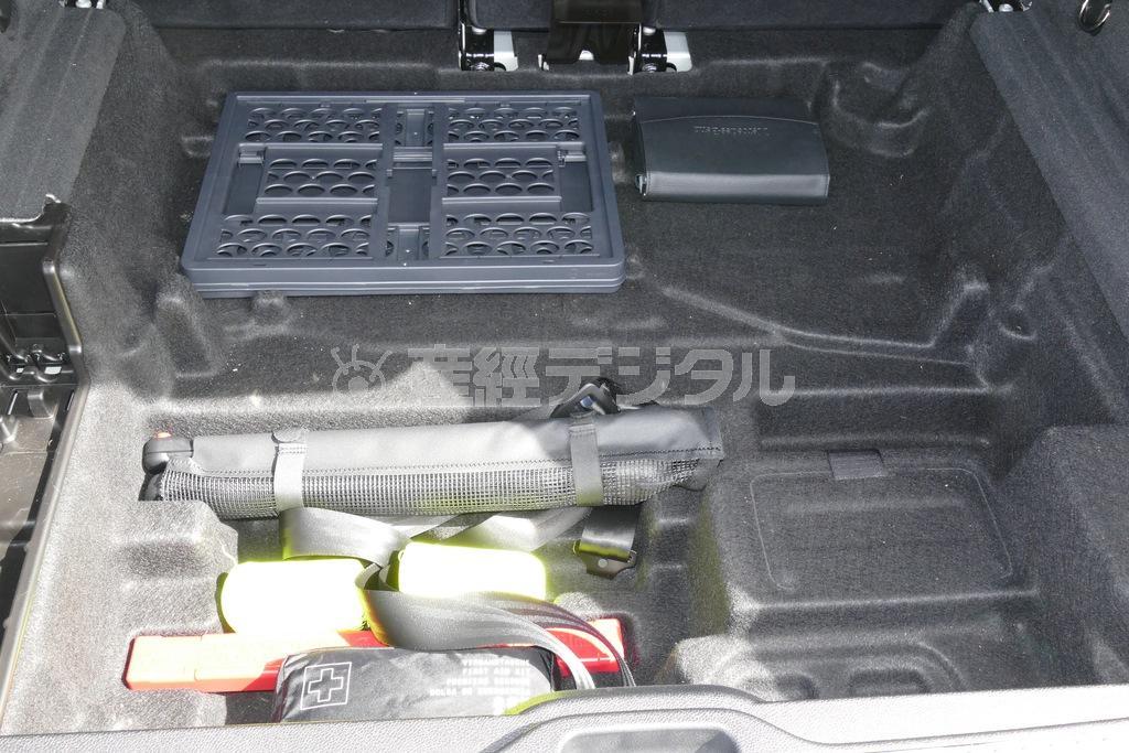 荷室の床下にも広くて深い収納スペースが。メルセデス･ベンツＧＬＣ