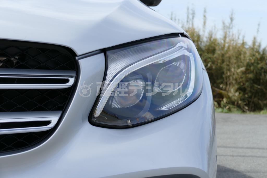 ベースとなったＣクラスに準じたヘッドライトは、ＬＥＤ＆プロジェクター。メルセデス・ベンツＧＬＣ