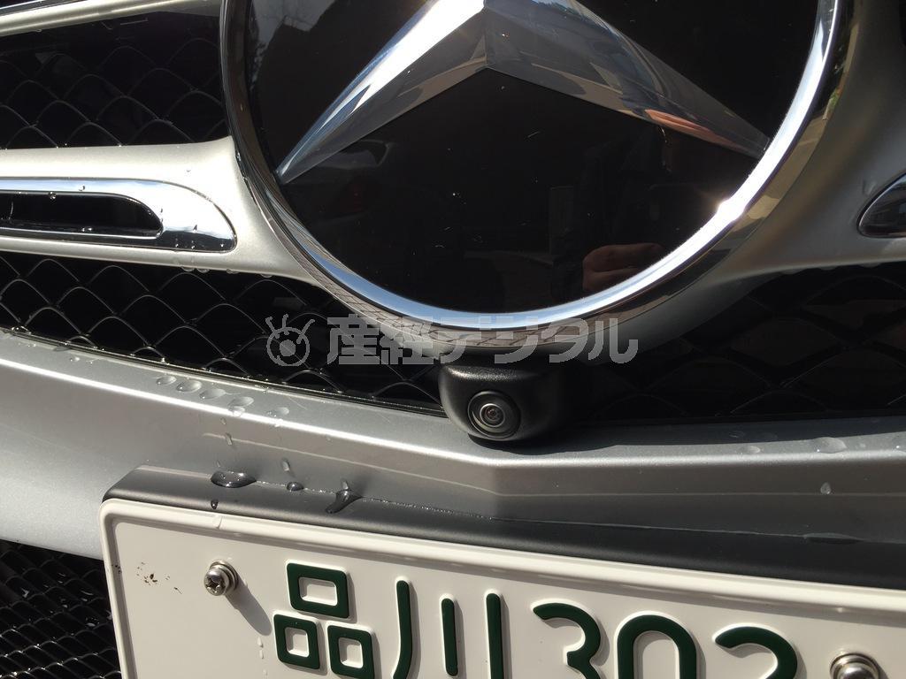 エンブレム下に１８０度カメラを装備。ここで捉えた画像は、リアカメラからの画像と合成されて→次フォトへ。メルセデス・ベンツＧＬＣ