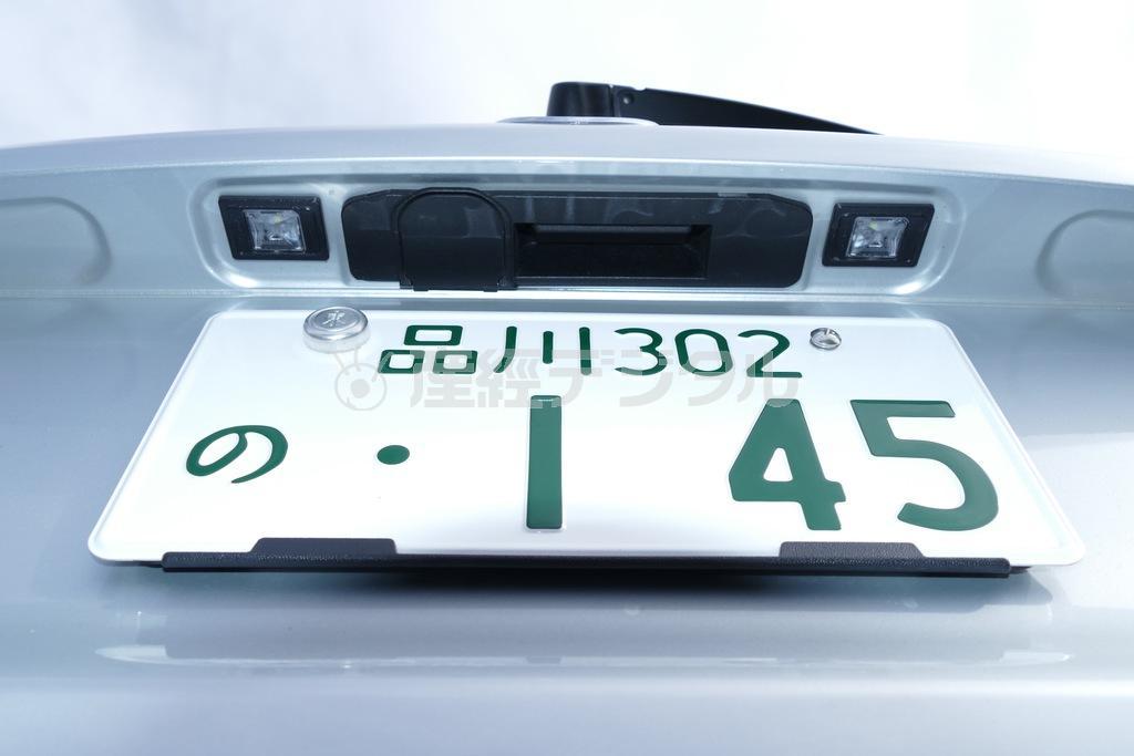 リアのカメラは通常は収納されている（ナンバーの「品」の字の上あたり）。メルセデス・ベンツＧＬＣ