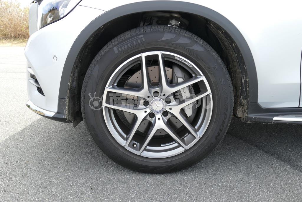 タイヤサイズは前後とも２３５／５５Ｒ１９。メルセデス・ベンツＧＬＣ