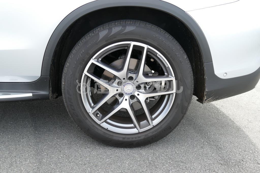 タイヤサイズは前後とも２３５／５５Ｒ１９。メルセデス・ベンツＧＬＣ