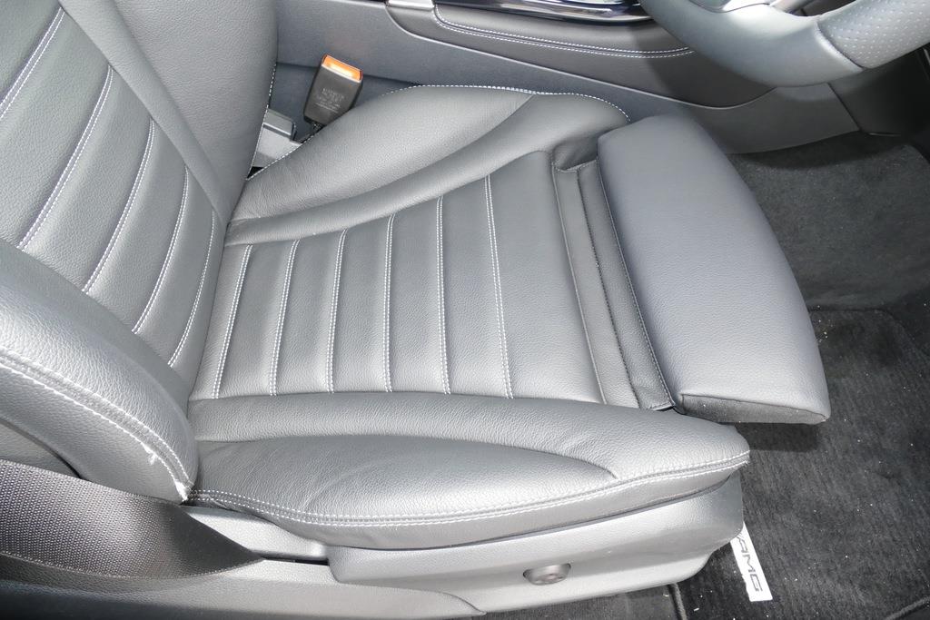 ここまで伸ばせる。足の長い人でも長時間運転が楽になるはず。メルセデス・ベンツＧＬＣ