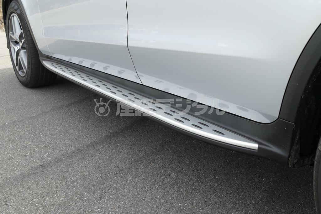 ルーフキャリア装着時、屋根上の荷物の積み下ろしに便利なステップ。スキーやサーフィンには欠かせない装備だが、乗り込む時脛が当たっちゃうのよね。メルセデス・ベンツＧＬＣ