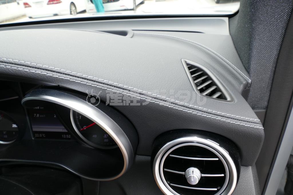 ダッシュボードもステッチの入った革張り。ラグジュアリーです。メルセデス・ベンツＧＬＣ