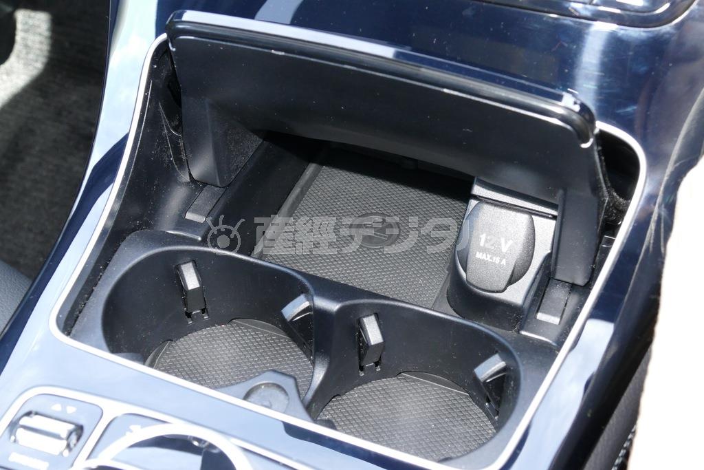 ふたを開ければ１２ボルトのアクセサリーソケットとカップホルダー×２。ダンパーが効いていてふたの開き方が上品。メルセデス・ベンツＧＬＣ