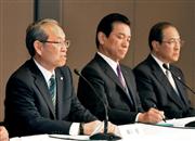 東芝新社長就任が決まり会見する綱川智副社長(左)。右端は室町正志社長＝６日午後、東京都港区(山崎冬紘撮影)