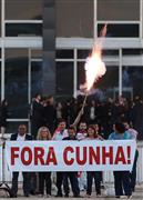 ルセフ大統領の弾劾を進めてきたクーニャ下院議長が議長職を剥奪されたことに関し、「クーニャは去れ」と書かれた横断幕を掲げる反クーニャ派の市民＝５日、ブラジリア（ロイター）